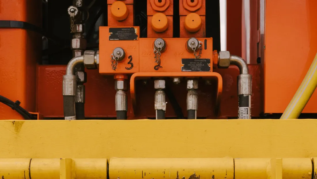 Hydraulic valve block and hoses on heavy machinery